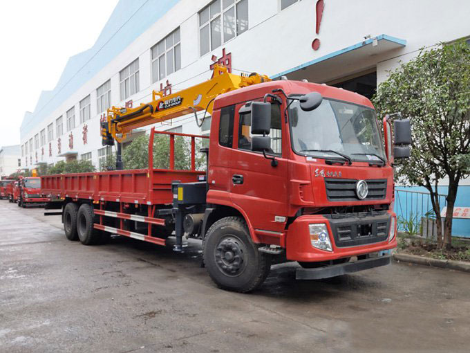 12噸東風隨車吊帶鉆頭副鉤遙控雙聯(lián)泵于一體多功能隨車吊