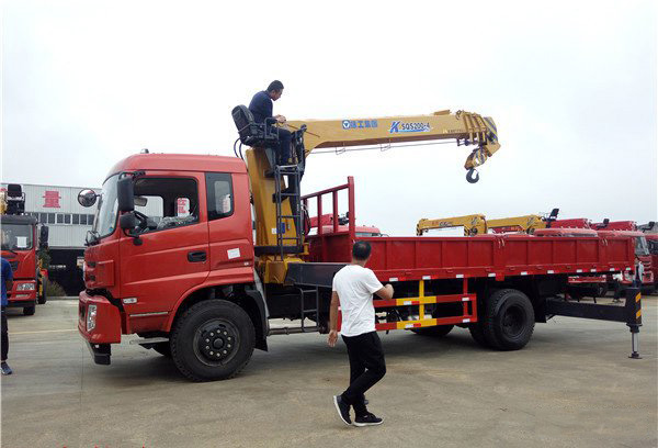 徐工8噸特商東風(fēng)隨車吊（東風(fēng)8噸隨車起重運(yùn)輸車）